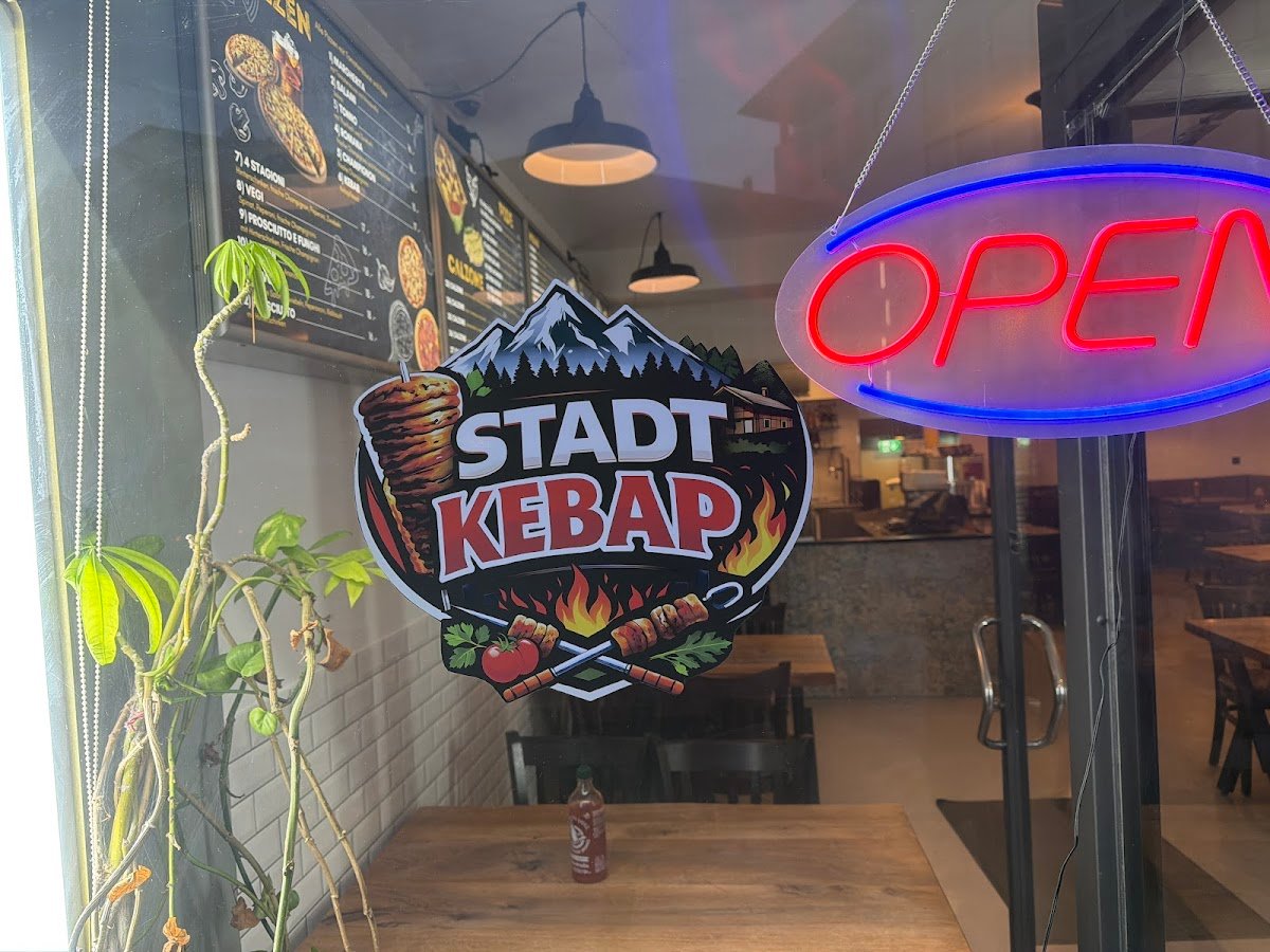 Stadt Kebap Logo im Schaufenster