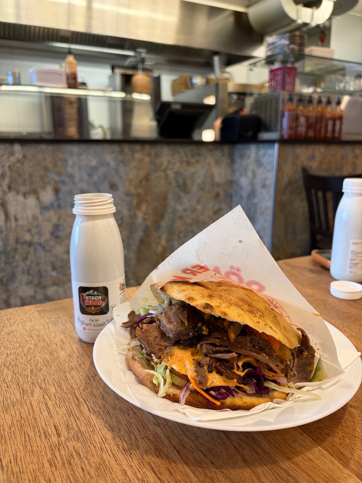 Döner im Fladenbrot mit hausgemachtem Ayran