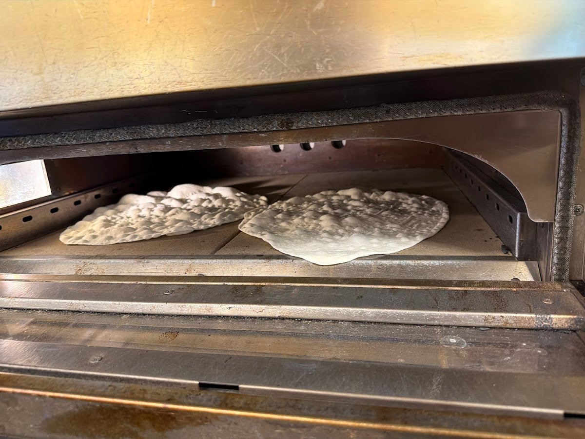 Frisches Fladenbrot backt im Ofen