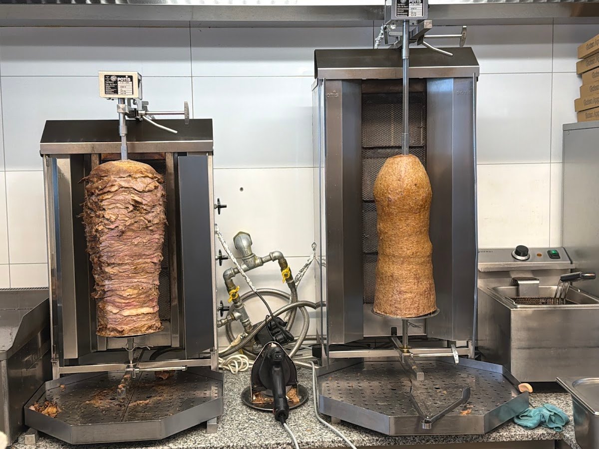 Zwei Döner-Spiesse am Grill: Rind, Kalb und Poulet