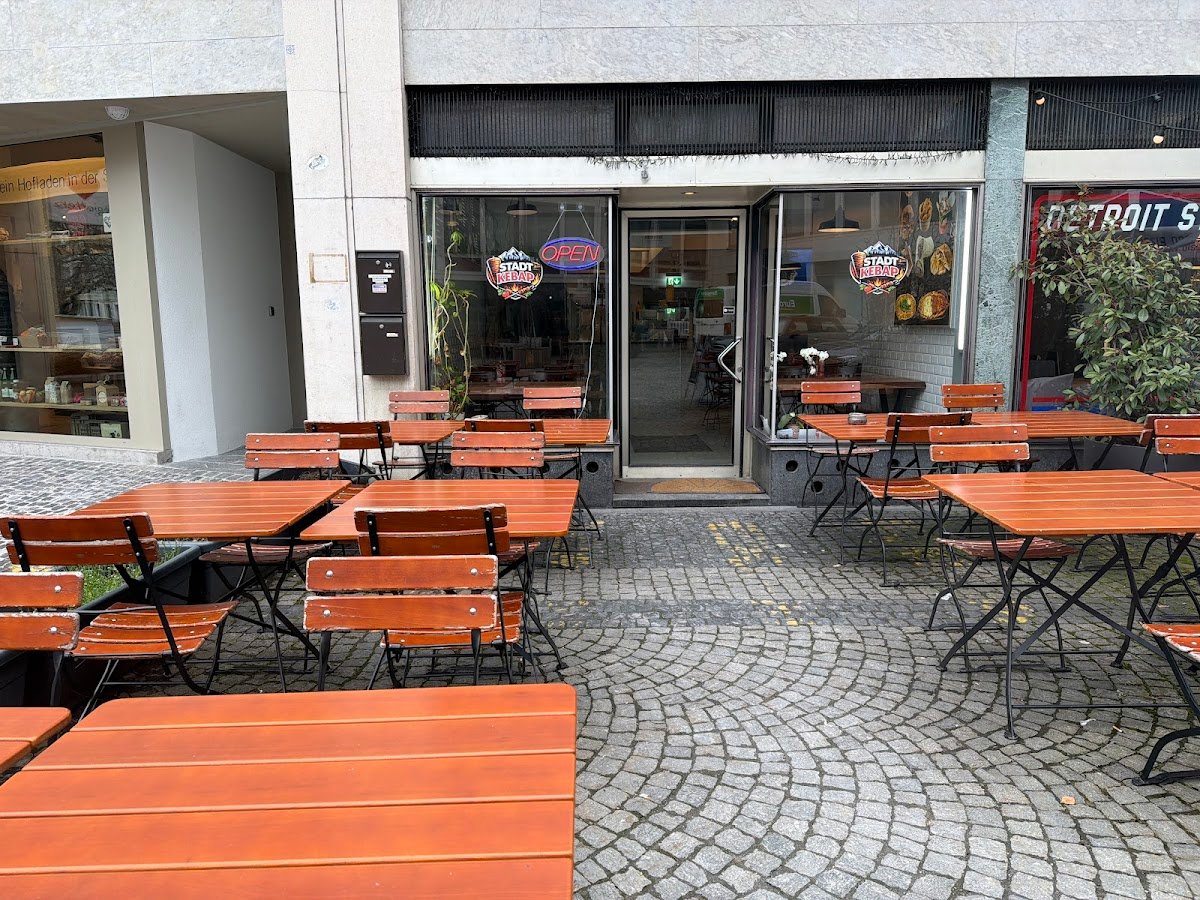 Stadt Kebap Terrasse am Marktplatz St. Gallen bei Tag
